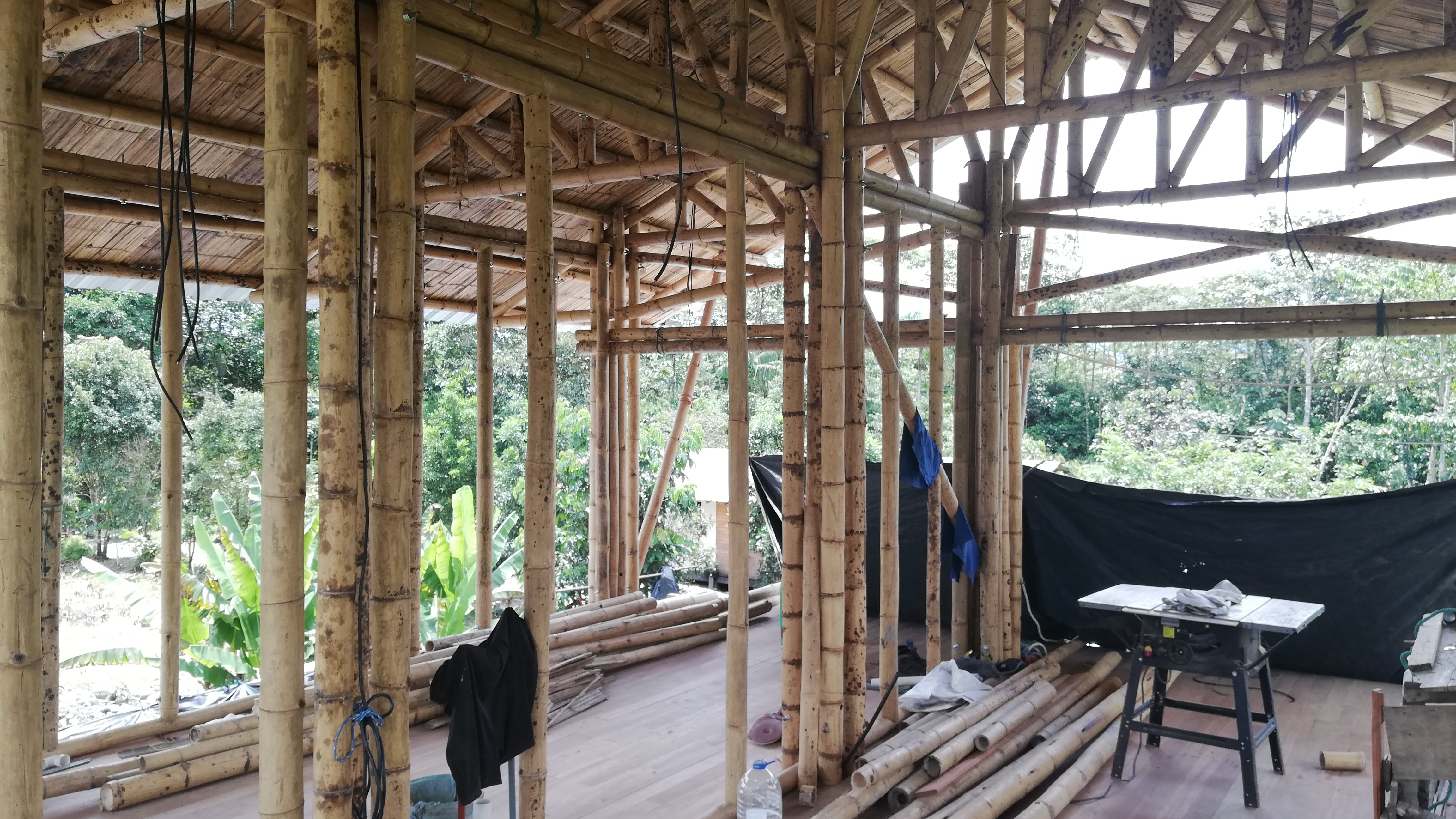 El título dice: Construye tu casa con nosotros, somos especialistas en diseño sismoresistente. Describe que se ofrece servicios de Evaluación Estructural, con una imagen de un proyecto realizado en Baños. Contiene el número de contacto 0992621621, y la dirección Riobamba, Monseñor Alberto Ordoñez y Edelberto Bonilla Oleas para agendar una cita.